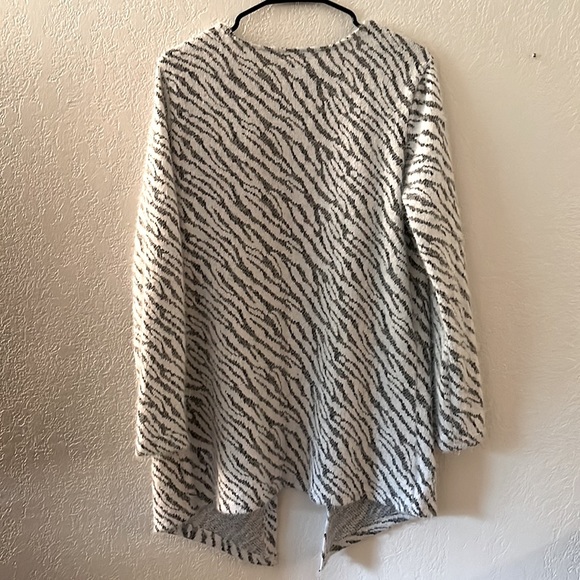 Maurice’s cardigan - Picture 2 of 4